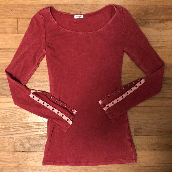 Buckle Tops - Ribbed body con long sleeved tee buckle brand